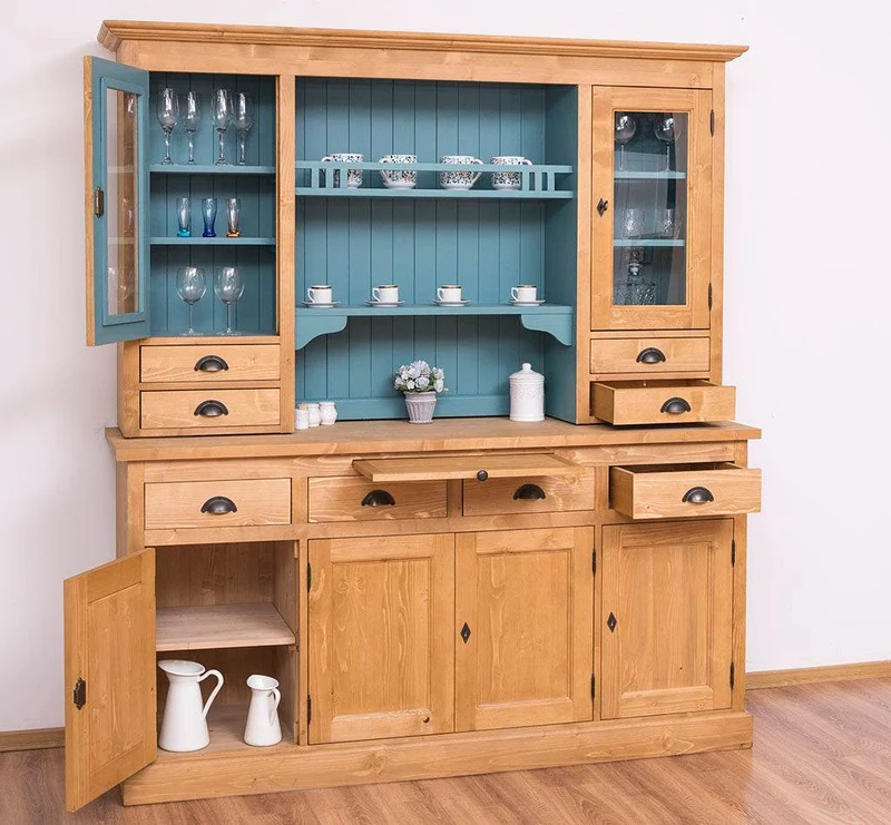 Breiter Buffetschrank aus Massivholz im Landhausstil