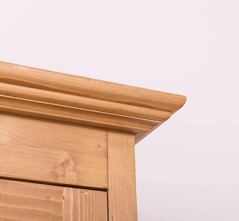 Breiter Buffetschrank aus Massivholz im Landhausstil