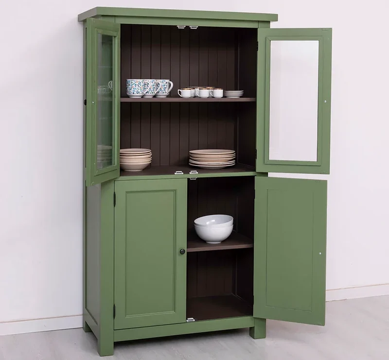 Viertüriger Küchenschrank aus Massivholz im Landhausstil
