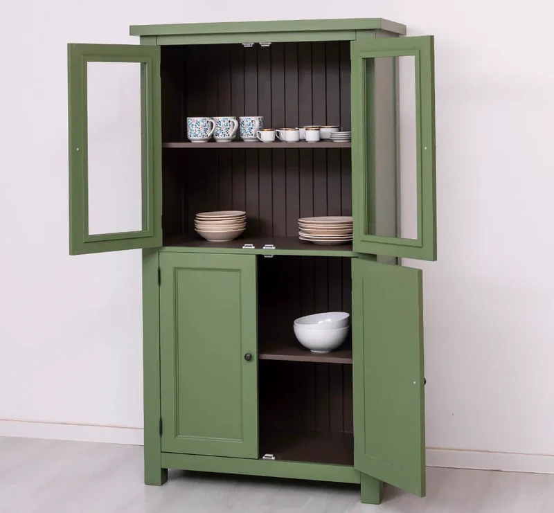 Viertüriger Küchenschrank aus Massivholz im Landhausstil