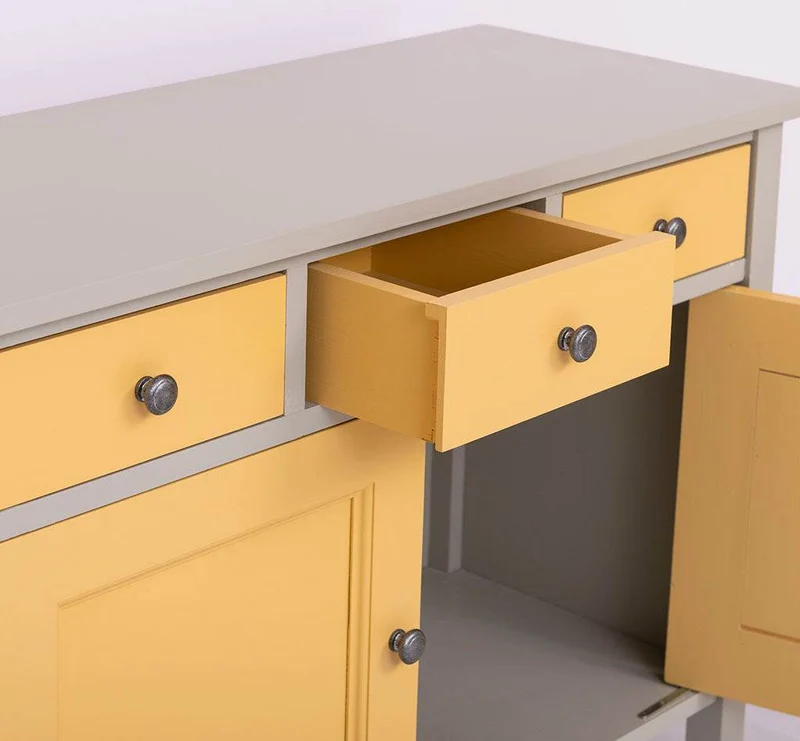Sideboard aus Massivholz mit drei Schubladen