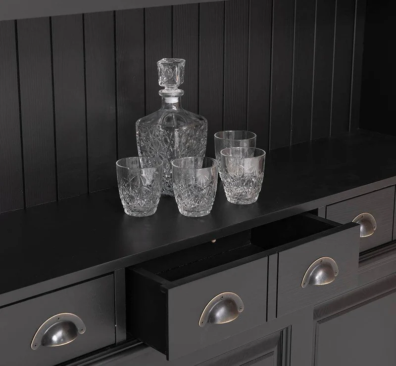Buffetschrank aus Massivholz mit Glashalterungen in schwarz