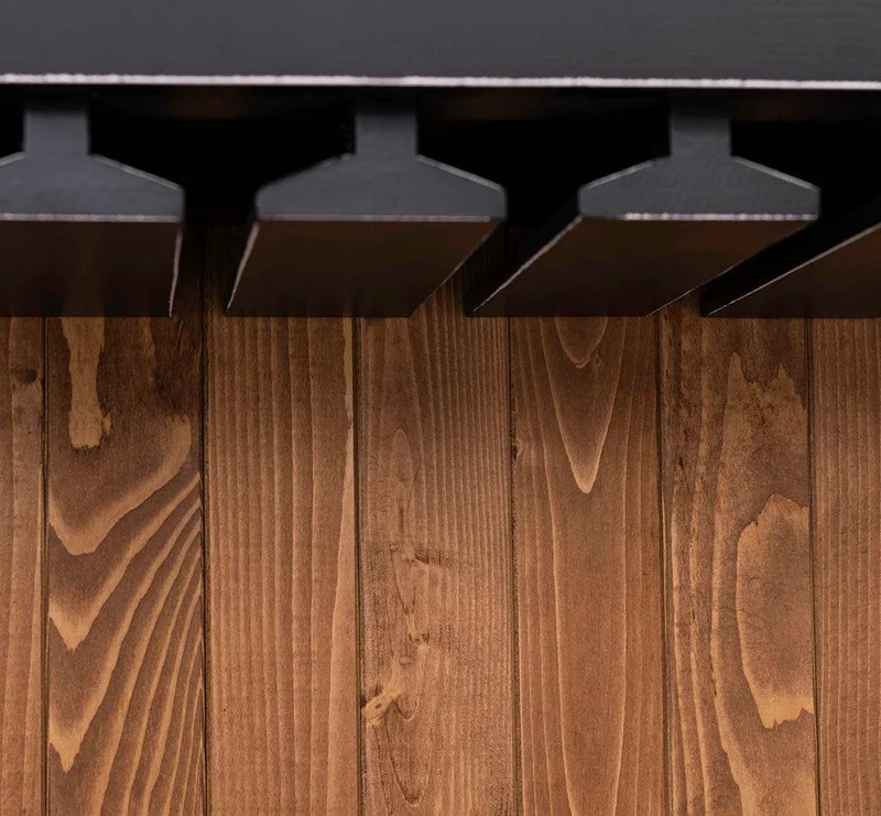 Buffetschrank aus Massivholz mit Glashalterungen in schwarz