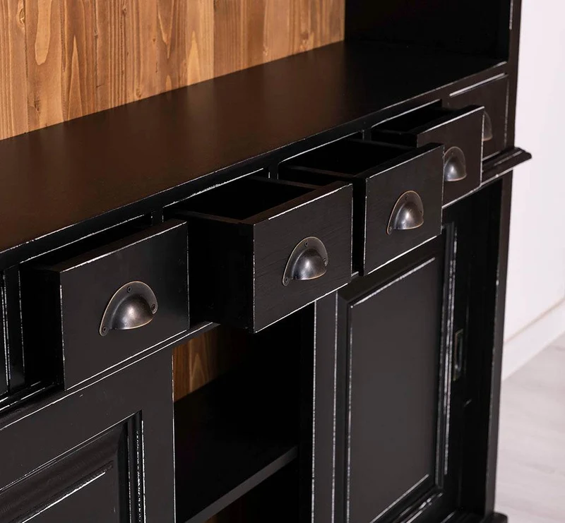 Buffetschrank aus Massivholz mit Glashalterungen in schwarz