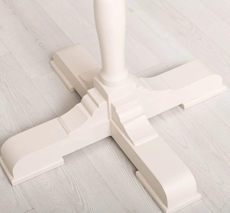 Runder Stehtisch aus Massivholz im Landhausstil