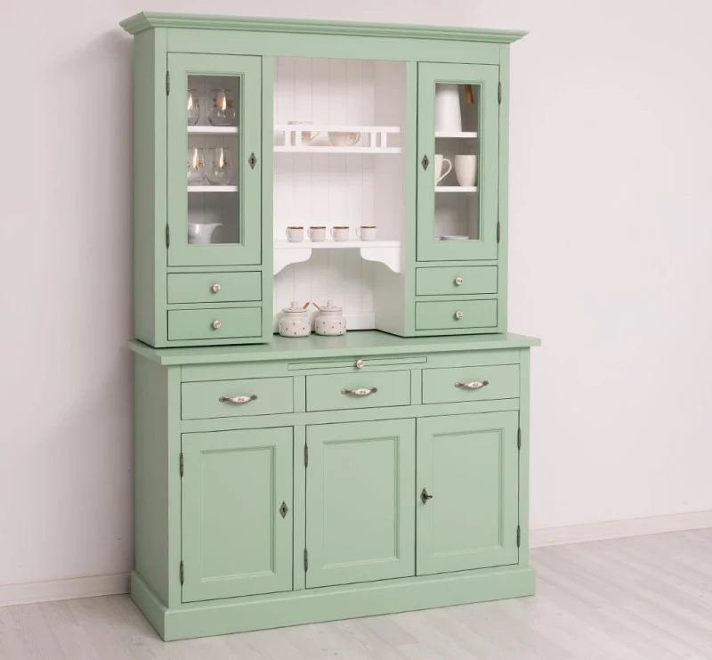 Küchen- und Buffetschrank aus Massivholz im Landhausstil
