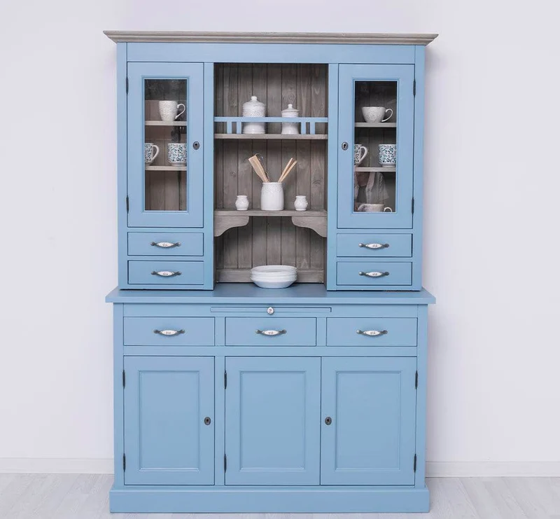 Küchen- und Buffetschrank aus Massivholz im Landhausstil