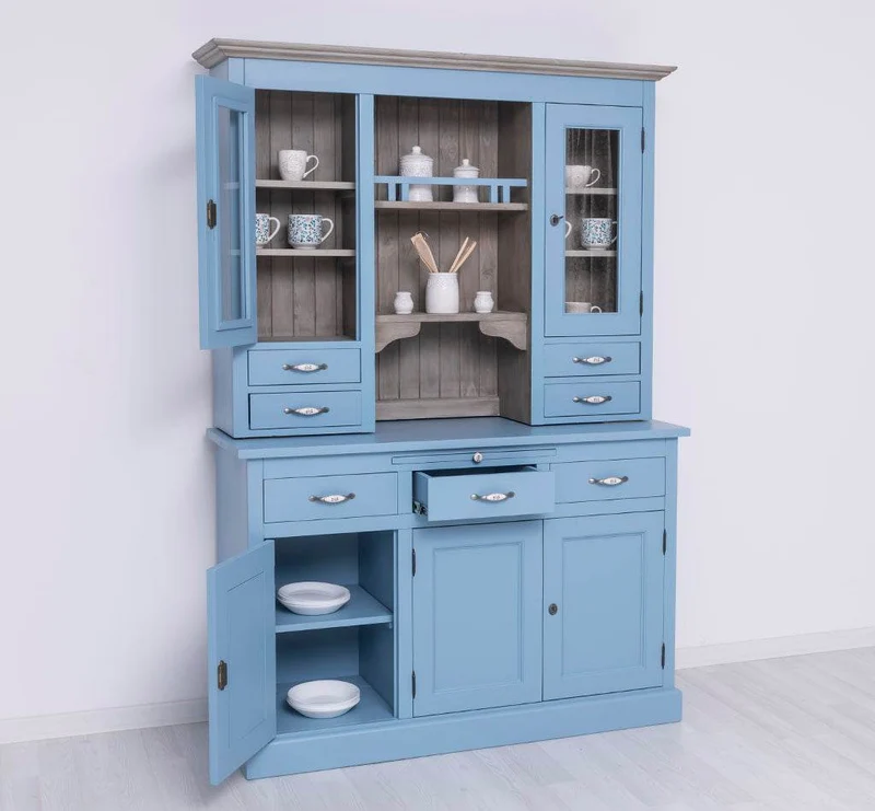 Küchen- und Buffetschrank aus Massivholz im Landhausstil