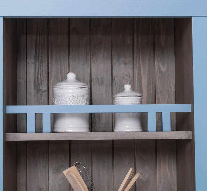 Küchen- und Buffetschrank aus Massivholz im Landhausstil