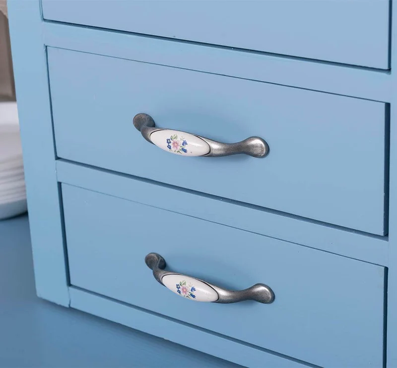 Küchen- und Buffetschrank aus Massivholz im Landhausstil