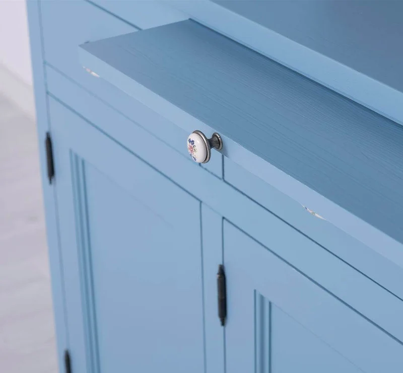 Küchen- und Buffetschrank aus Massivholz im Landhausstil