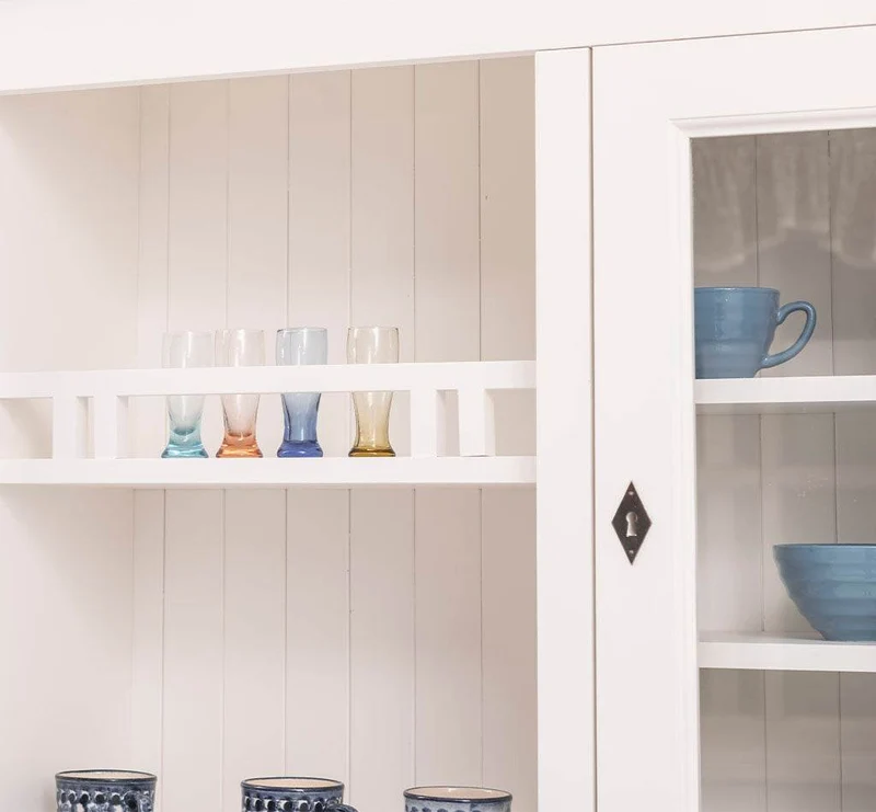 Küchen- und Buffetschrank aus Massivholz im Landhausstil