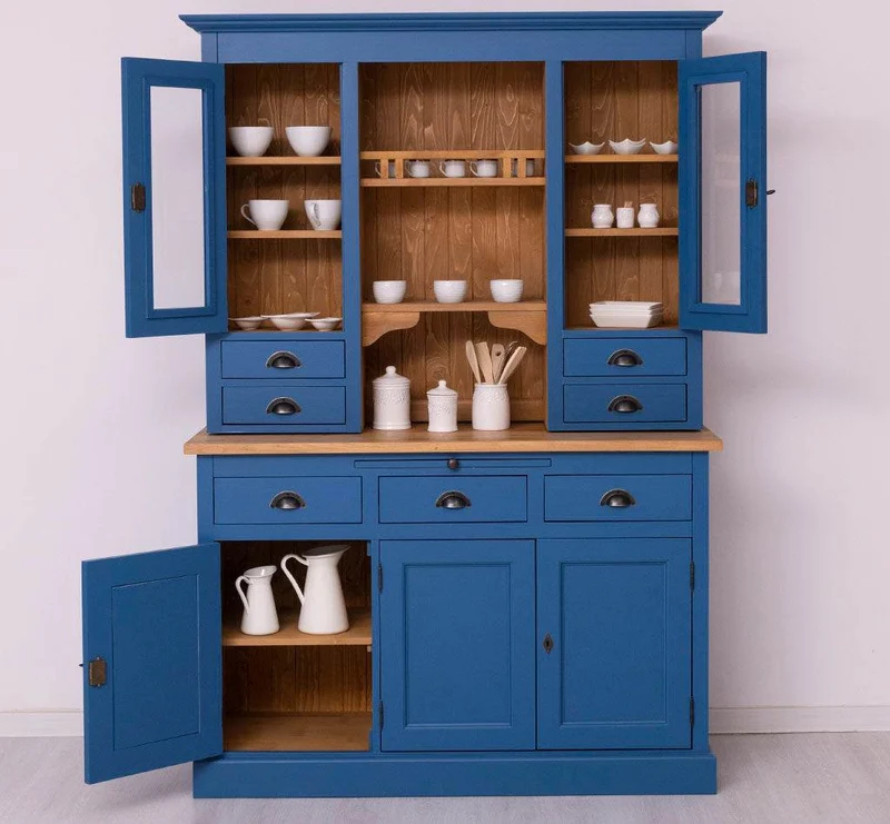 Küchen- und Buffetschrank aus Massivholz im Landhausstil