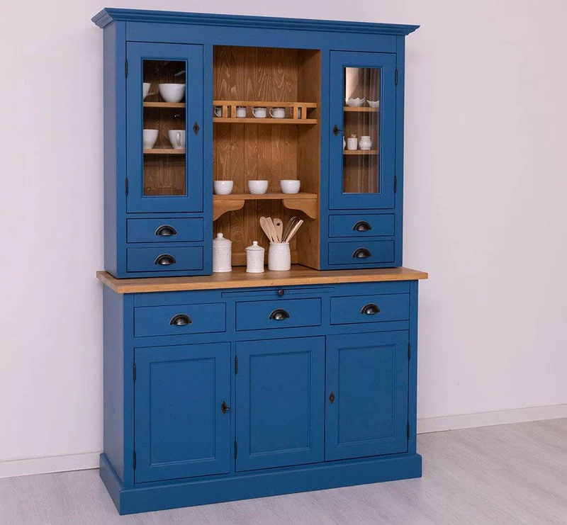 Küchen- und Buffetschrank aus Massivholz im Landhausstil