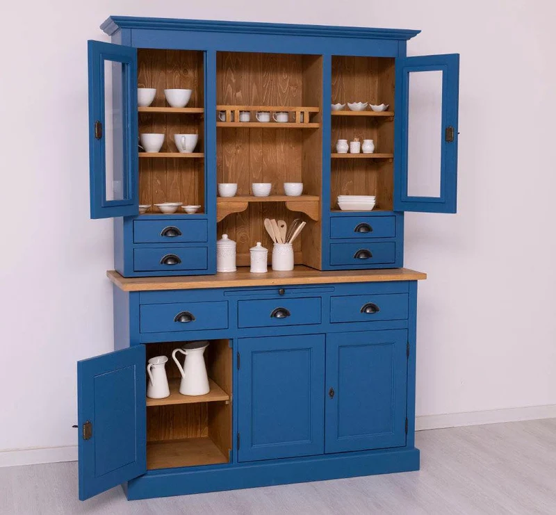 Küchen- und Buffetschrank aus Massivholz im Landhausstil