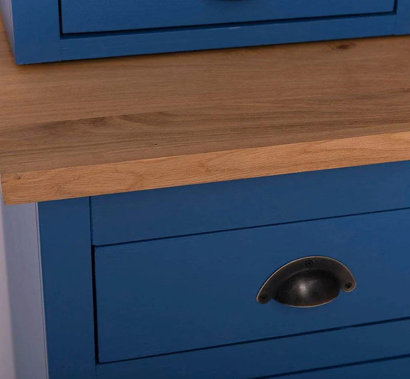 Küchen- und Buffetschrank aus Massivholz im Landhausstil