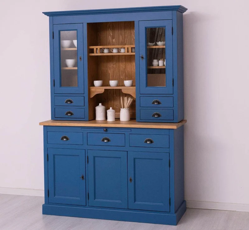 Küchen- und Buffetschrank aus Massivholz im Landhausstil