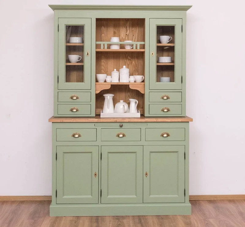Küchen- und Buffetschrank aus Massivholz im Landhausstil