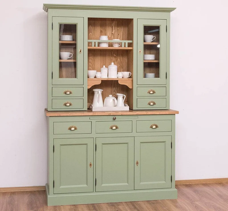 Küchen- und Buffetschrank aus Massivholz im Landhausstil