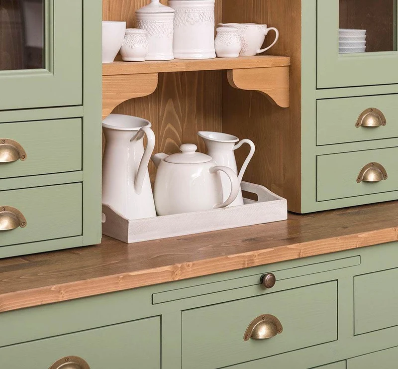 Küchen- und Buffetschrank aus Massivholz im Landhausstil