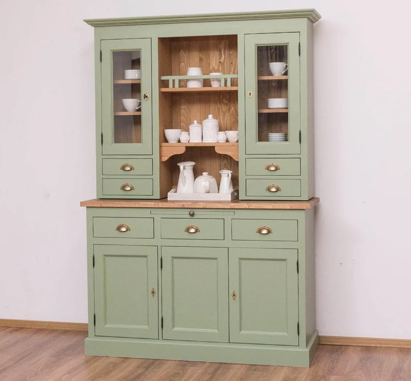 Küchen- und Buffetschrank aus Massivholz im Landhausstil