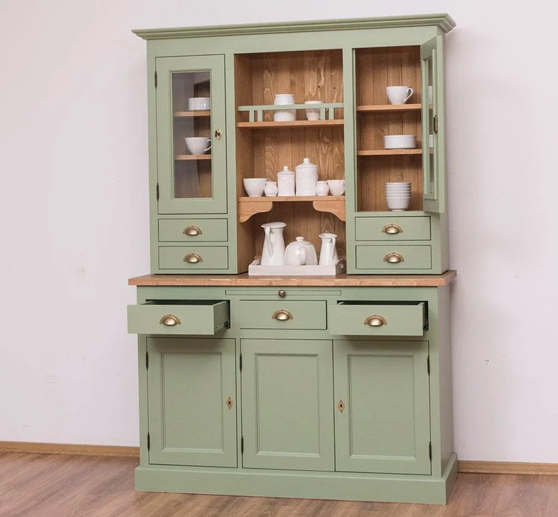 Küchen- und Buffetschrank aus Massivholz im Landhausstil