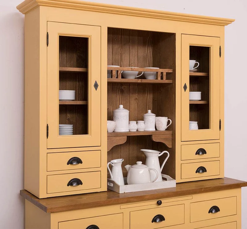 Küchen- und Buffetschrank aus Massivholz im Landhausstil