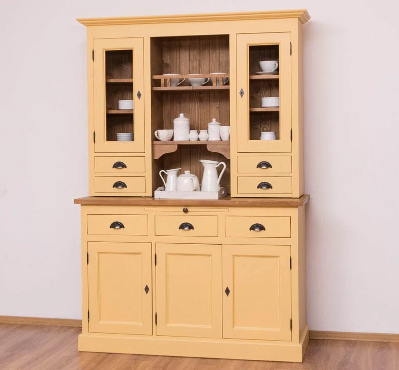 Küchen- und Buffetschrank aus Massivholz im Landhausstil