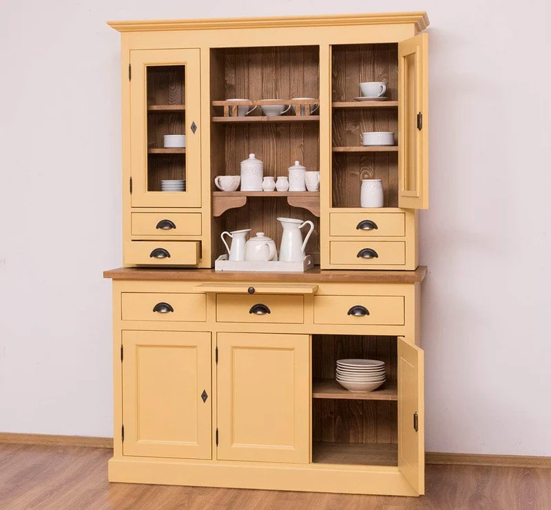 Küchen- und Buffetschrank aus Massivholz im Landhausstil