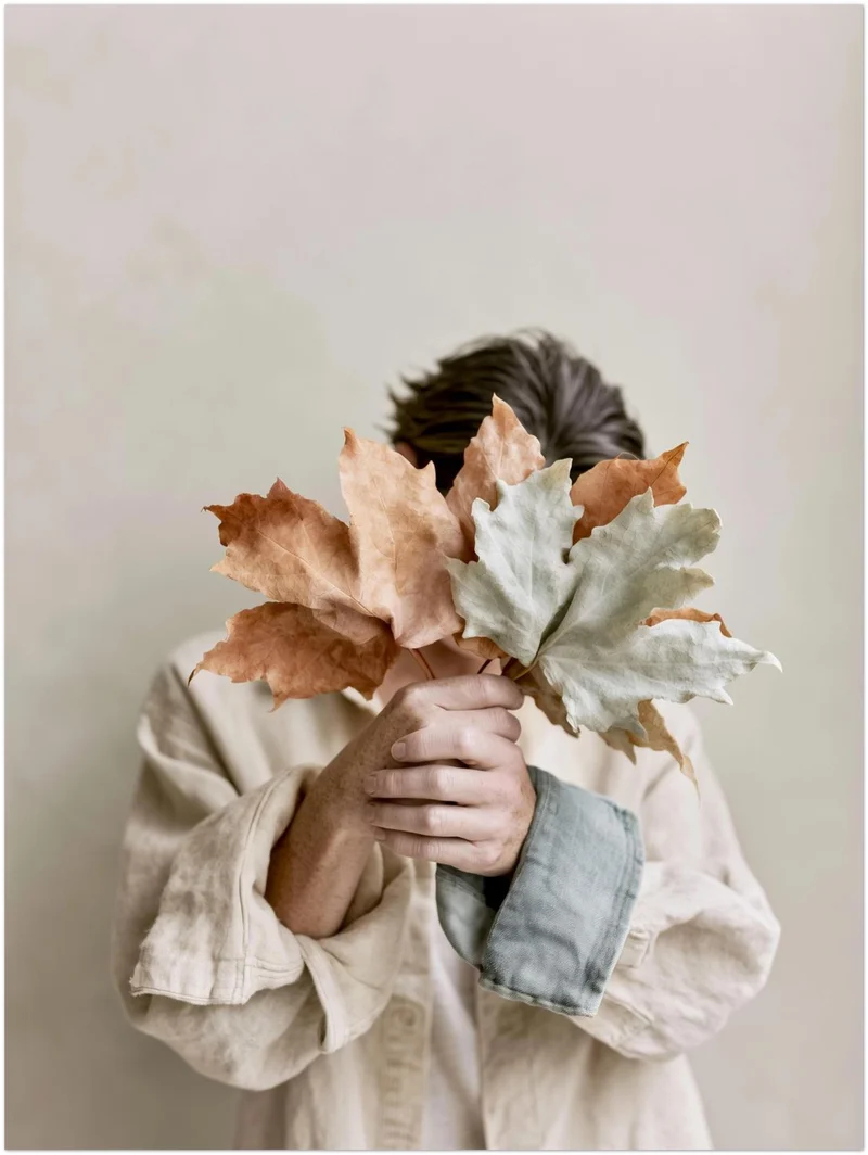 Herbstblätter vor dem Gesicht Poster