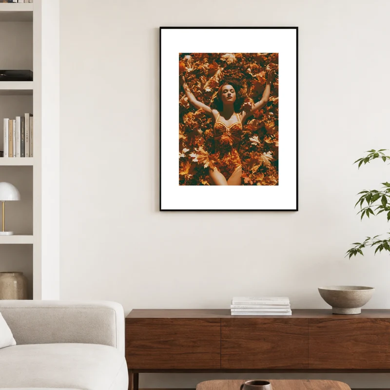 Frau in Herbstblättern Poster