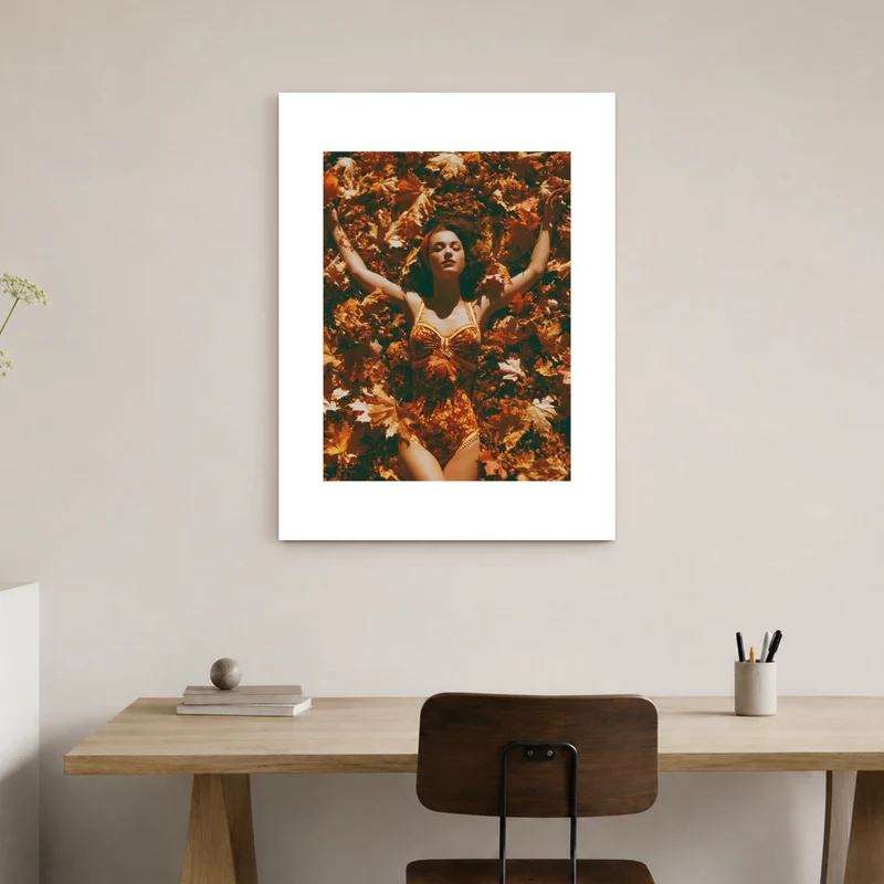 Frau in Herbstblättern Poster