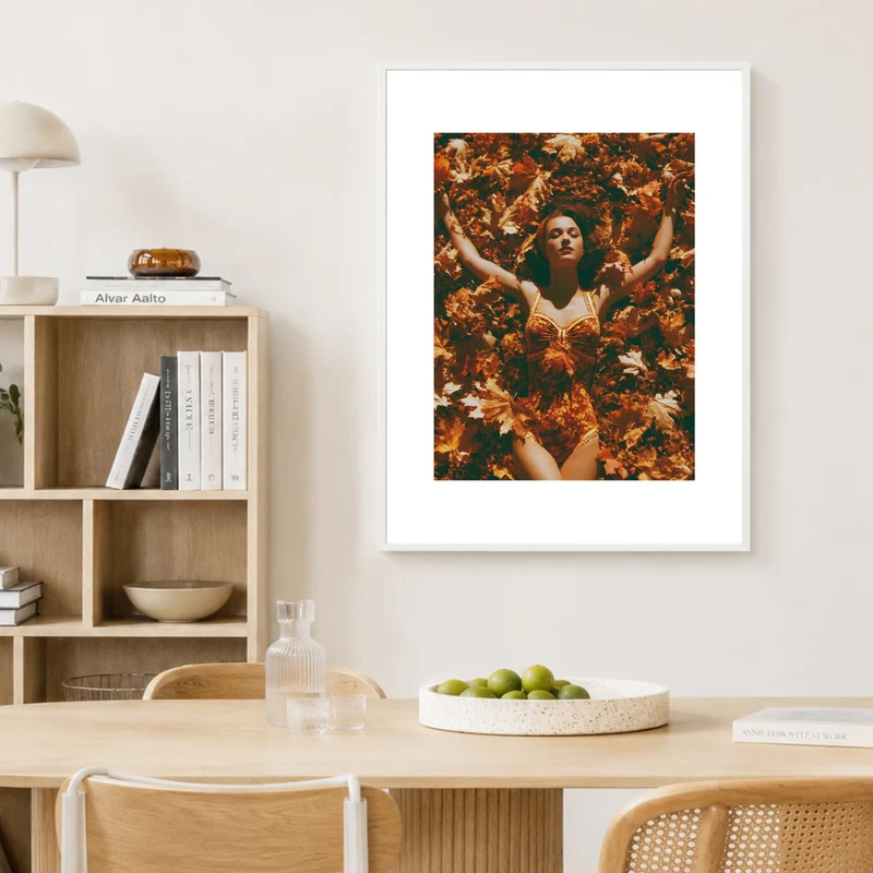 Frau in Herbstblättern Poster