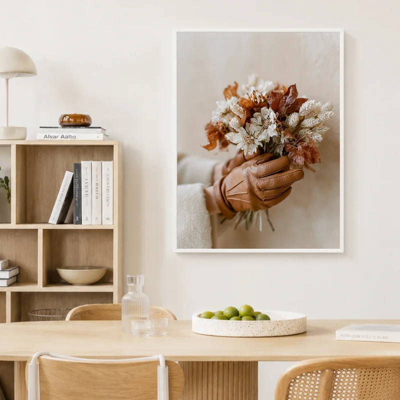 Getrockneter Herbststrauß mit Lederhandschuh Poster