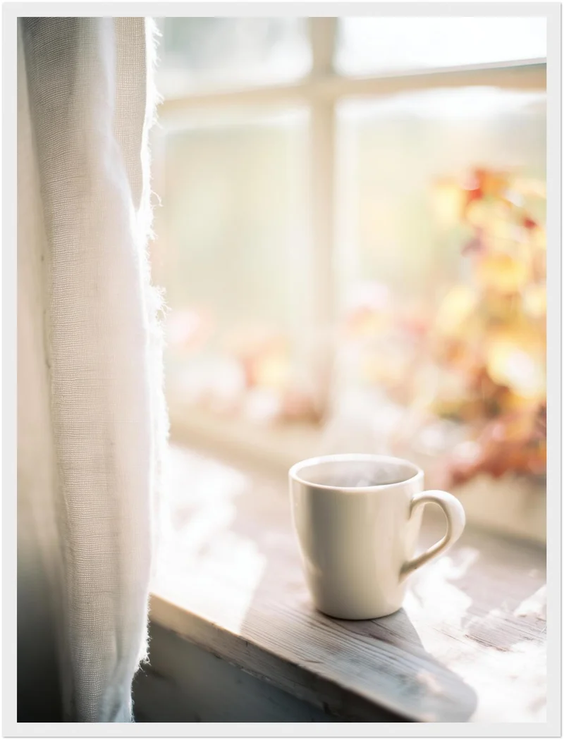 Stille Morgentasse am Fenster Poster