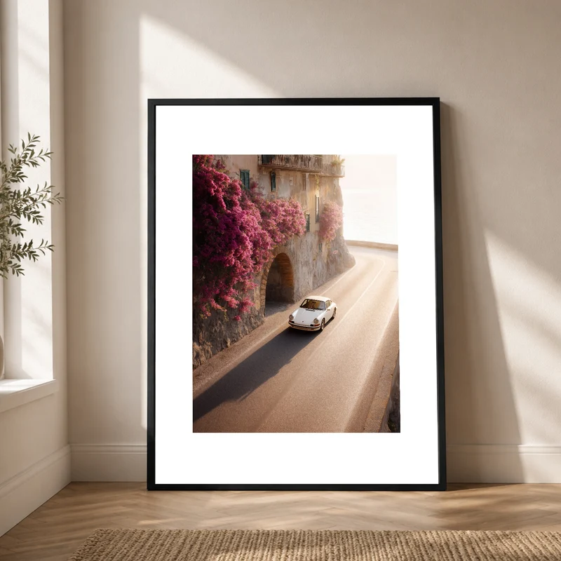 Weiße Küstenstraße im Sonnenlicht Poster