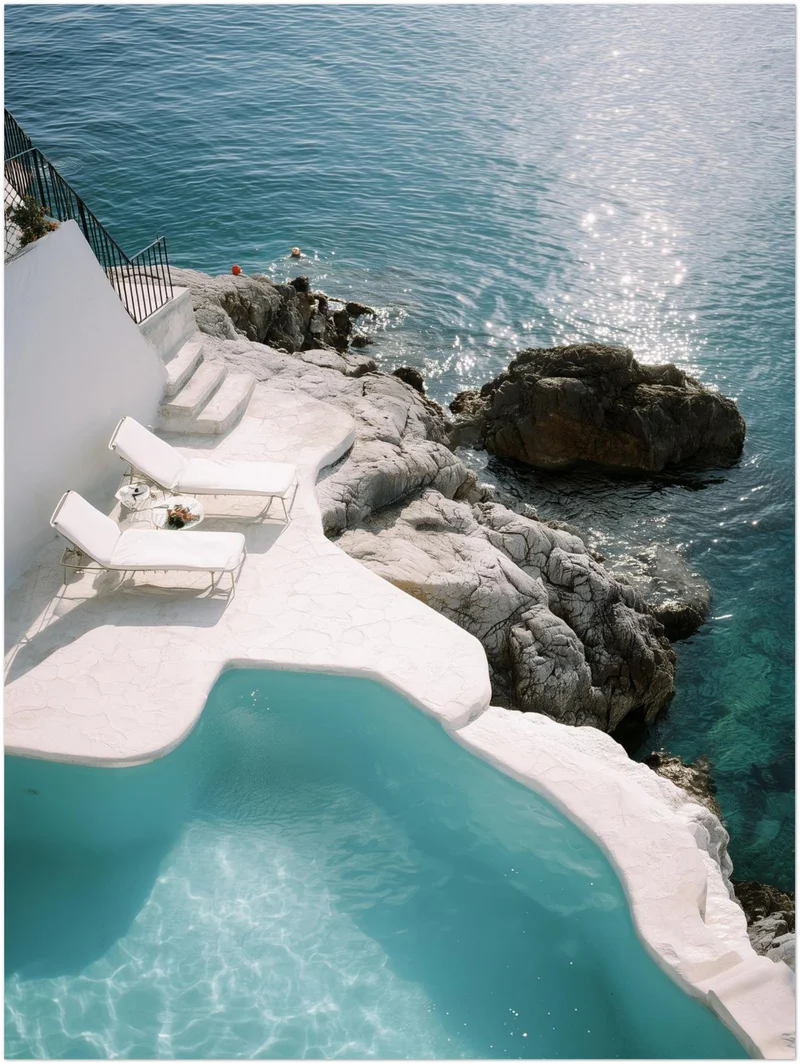 Weißer Pool am Meer Poster