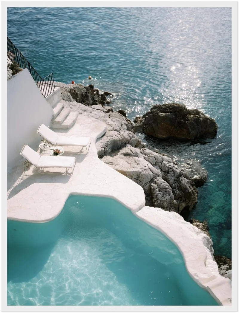 Weißer Pool am Meer Poster