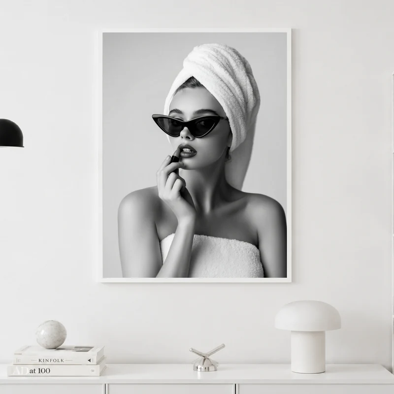 Frau mit Handtuch-Turban Poster