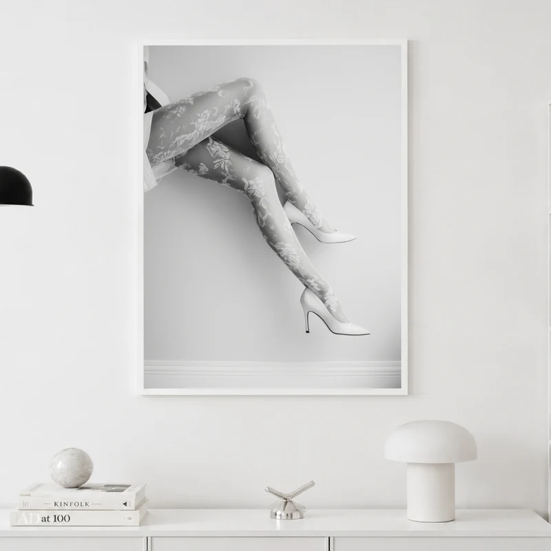 Spitzenstrümpfe mit weißen Pumps Poster