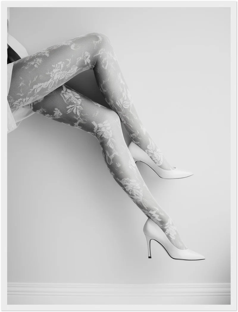 Spitzenstrümpfe mit weißen Pumps Poster