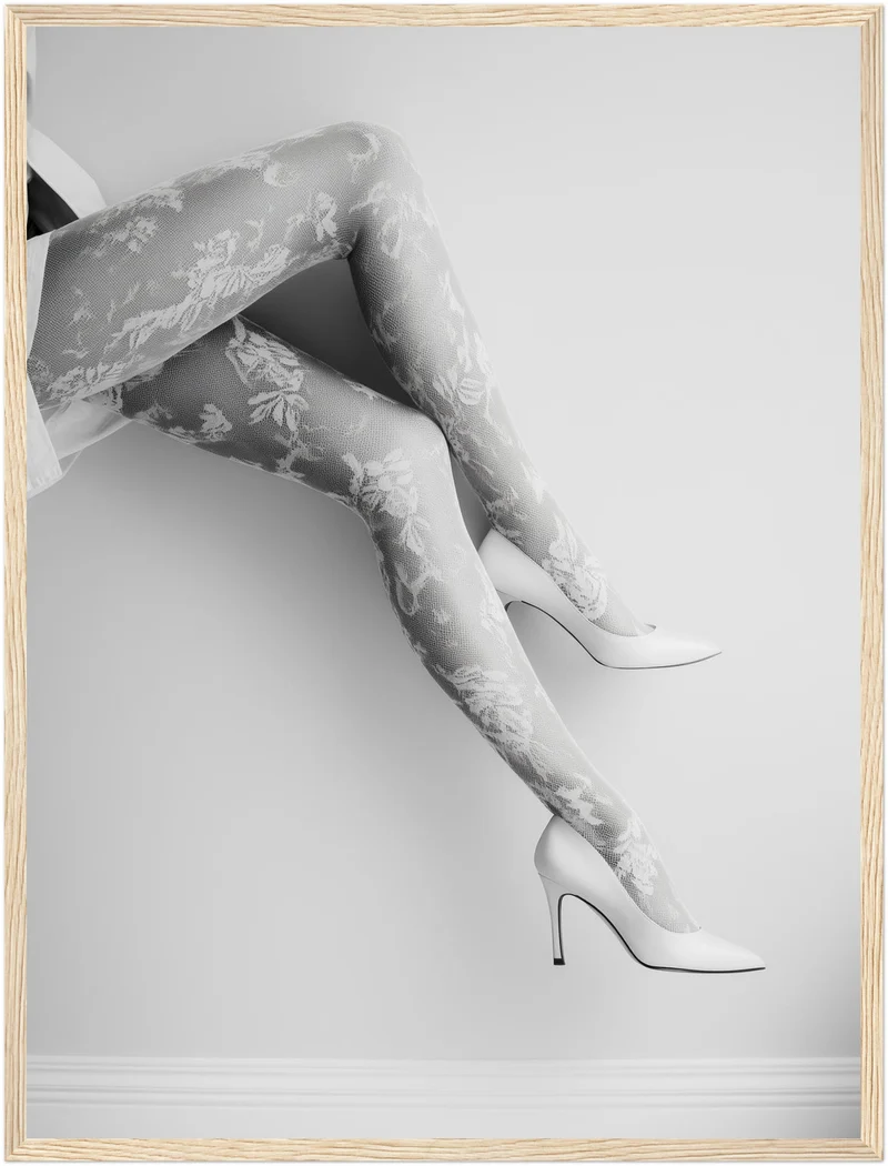 Spitzenstrümpfe mit weißen Pumps Poster