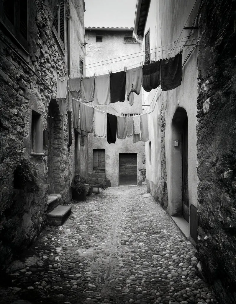 Italienische Gasse mit Wäsche Leinwandbild