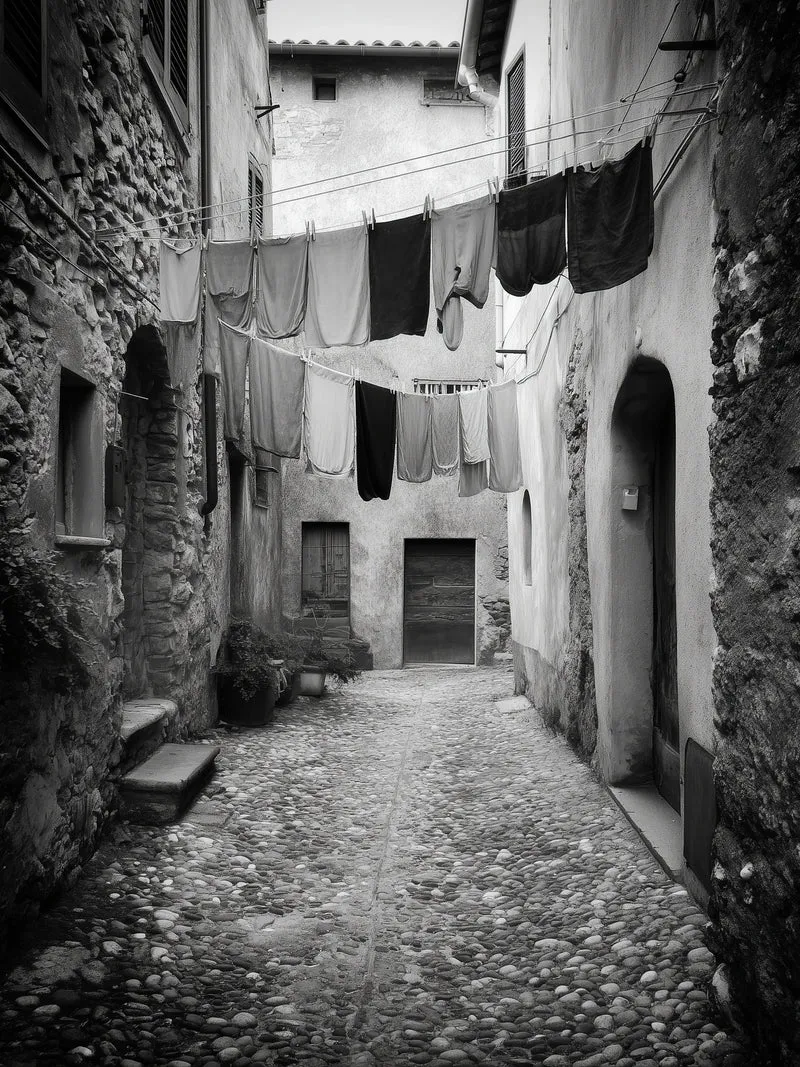 Italienische Gasse mit Wäsche Leinwandbild