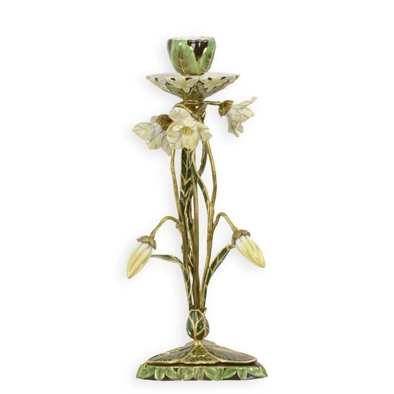 Casa Padrino Jugendstil Kerzenständer Narzissen Grün / Creme / Gold 11,5 x H. 28,5 cm - Bronze Kerzenhalter mit Porzellan Blüten - Barock & Jugendstil Deko Accessoires