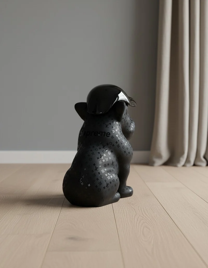 Casa Padrino Luxus Deko Skulptur Hund Bulldogge Schwarz Kappe LV Monogramm H. 100 cm - Riesige Gartenskulptur - Lebensgroße Skulptur - XXL Deko Skulptur - XXL Deko Figur