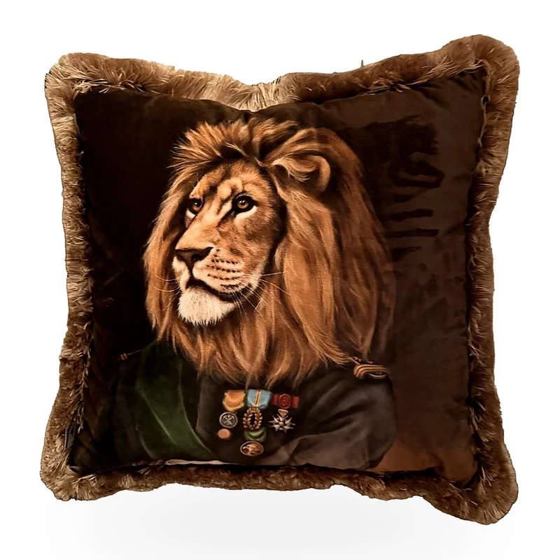 Casa Padrino Dekokissen Loewe im Uniformrock Braun / Gold - Zierkissen mit Fuellung