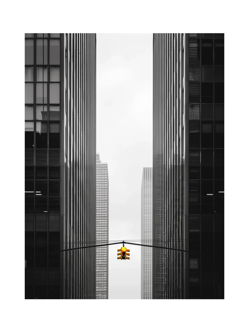Ampel zwischen Hochhäusern New York Poster