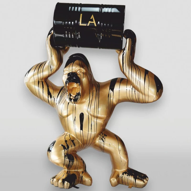 Casa Padrino XXL Garten Deko Skulptur Gorilla mit Fass Gold / Schwarz H. 250 cm