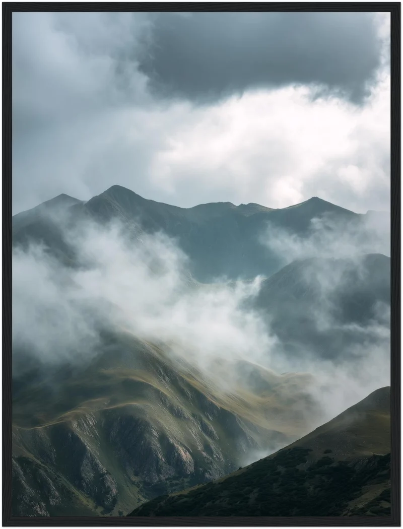 Neblige Berglandschaft Poster